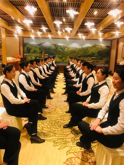 坐姿侧挂式坐姿侧勾式坐姿拉椅让坐服务迎客礼仪搭乘电梯服务会服培训
